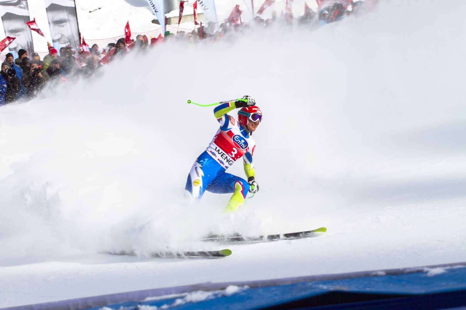 Skirennfahrer in einer Schneefahne, Symbolbild