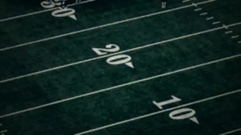 Detail eines American-Football-Felds mit Yardlinien