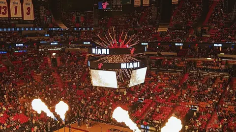 Basketballarena mit Publikum und Lichtshow
