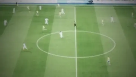 Stark weichgezeichneter Blick auf den Mittelkreis eines Fußballfelds