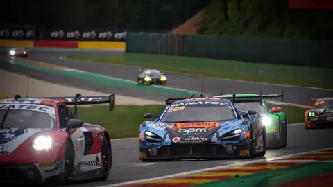 Mehrere GT-Rennwagen in einer Kurve auf einer Rennstrecke