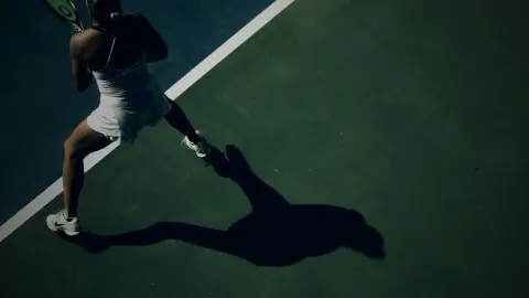 Tennisspielerin aus der Vogelperspektive